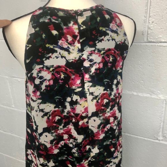 Beautiful Sleeveless Blouse - Picture 4 of 9